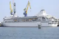 Плавучий дом превратился в ловушку: 200 человек высадили с лайнера после двух лет кругосветки