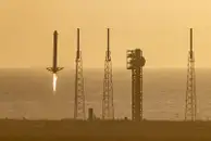 Ускорители Falcon Heavy после запуска телескопа NASA вернулись на Землю