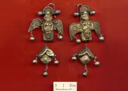 Украшение с секретом: археологи восстановили историю серег из могильника Койбалы