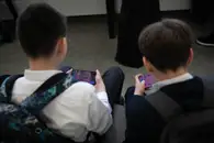 В Госдуме объяснили, может ли учитель забирать телефон и обязан ли ребёнок сдавать мобильник