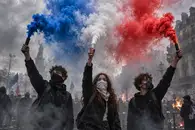 Участники протестов во Франции обвинили полицию в зверствах против школьников