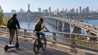 В Раде предложили киевлянам пересаживаться на самокаты и велосипеды у мостов