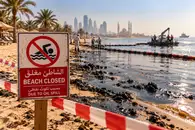 Нефтяное пятно закрыло пляжи в ОАЭ: Куда переселяют туристов и опасен ли отдых