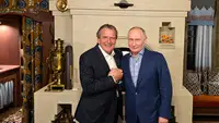 Путин отметил день рождения с экс-канцлером Германии Шредером