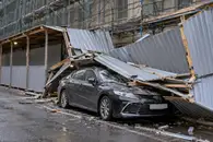 На Васильевском острове в Петербурге пешеходная галерея обрушилась на автомобили