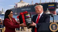 Трамп заявил, что США получат миллион баррелей нефти в подарок от Венесуэлы