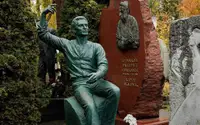На могиле Юрия Григоровича в Москве открыли памятник