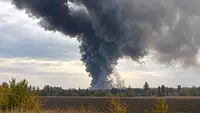 Чёрный дым до небес: Под Киевом после прилёта вспыхнул мощный пожар на складе