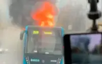 На западе Москвы загорелся автобус с пассажирами. Видео