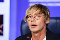 Сорвался в толпу, но шоу продолжается: В «БиС» рассказали о состоянии Бикбаева после травмы