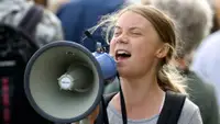 «У нас отнимают будущее»: Грату Тунберг присоединилась к протестам французских школьников